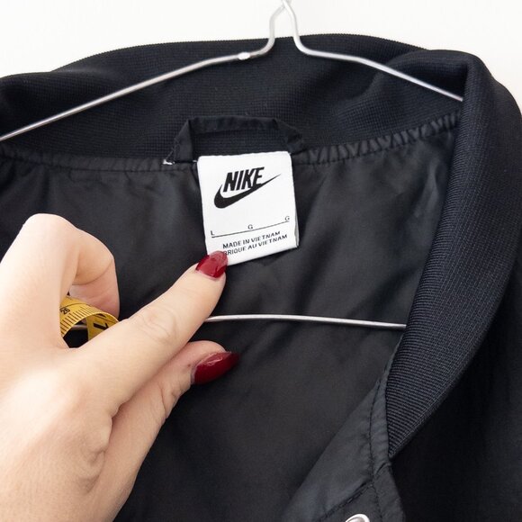 Nike Women's Sportswear Team Jacket Large Black Bomber Logo Spellout Oversized - Picture 5 of 9